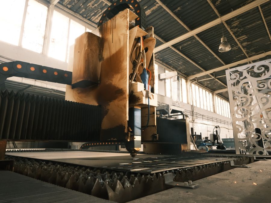 Fiber lazer kesim tezgâhı metal sac keserken