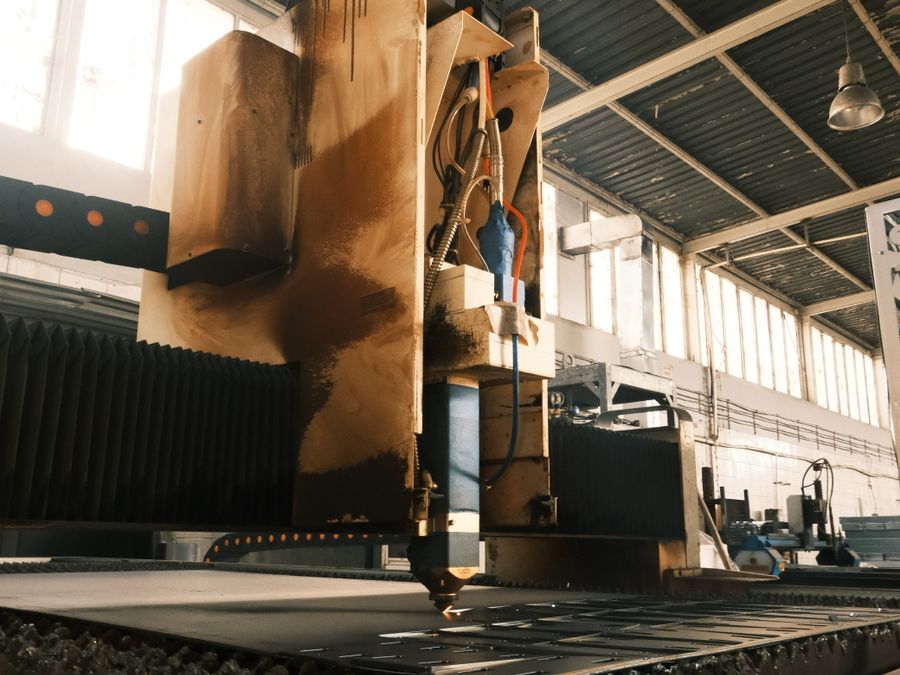 Fabrika ortamında lazer kesim tezgâhı