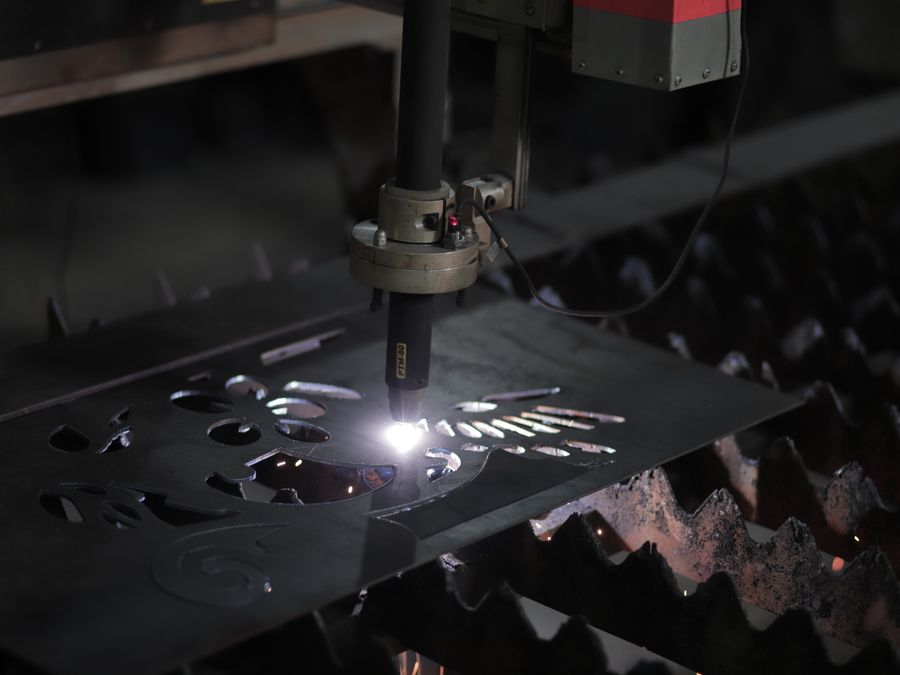 Metal levha kesim işlemi yakın çekim