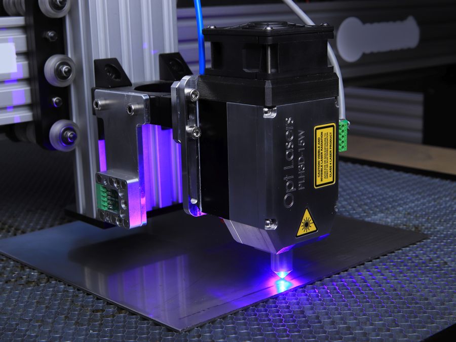 Metal yüzeyde lazer işleme detayı