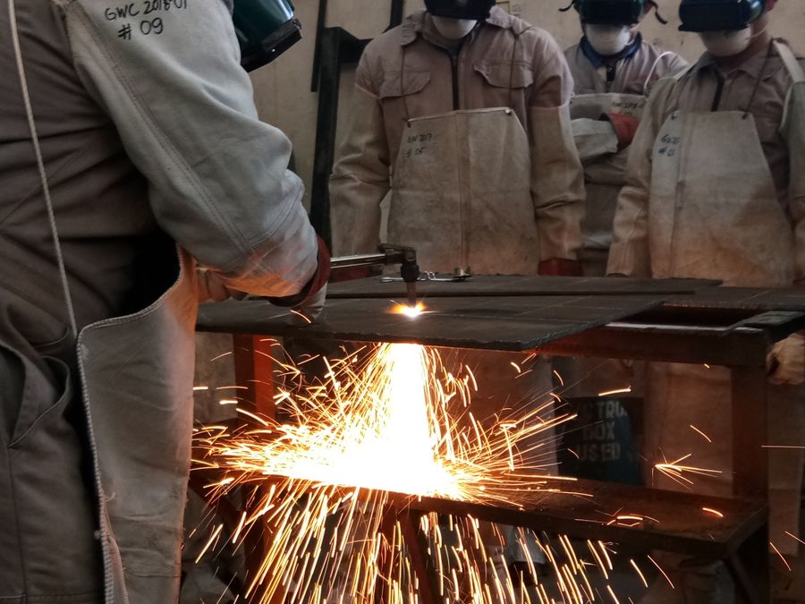 Atölyede kaynaklı imalat çalışması