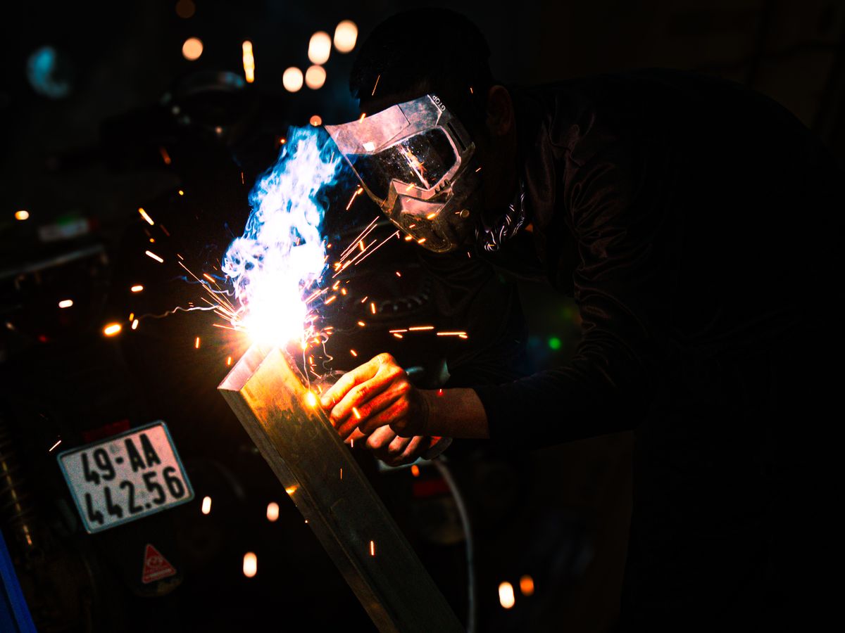 Atölyede gazaltı kaynağı ile metal birleştirme
