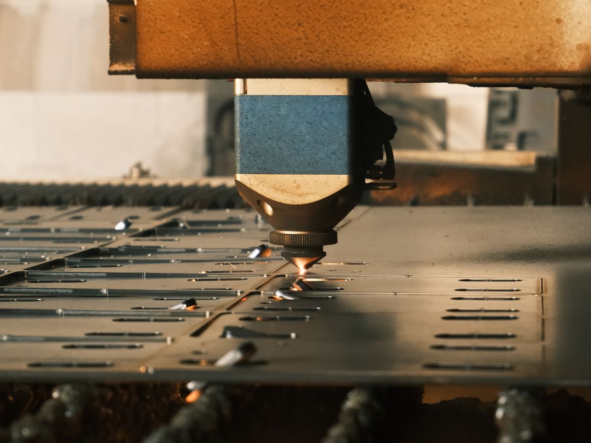 Fiber lazer kesim tezgâhında metal sac kesilirken oluşan kıvılcımlar