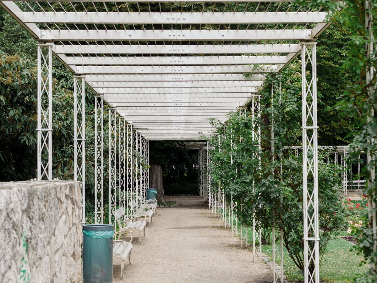 Bahçede metal kameriye ve pergola